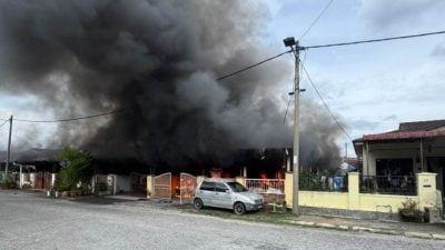 打扪团结园火灾5排屋遭殃 老翁葬身火海