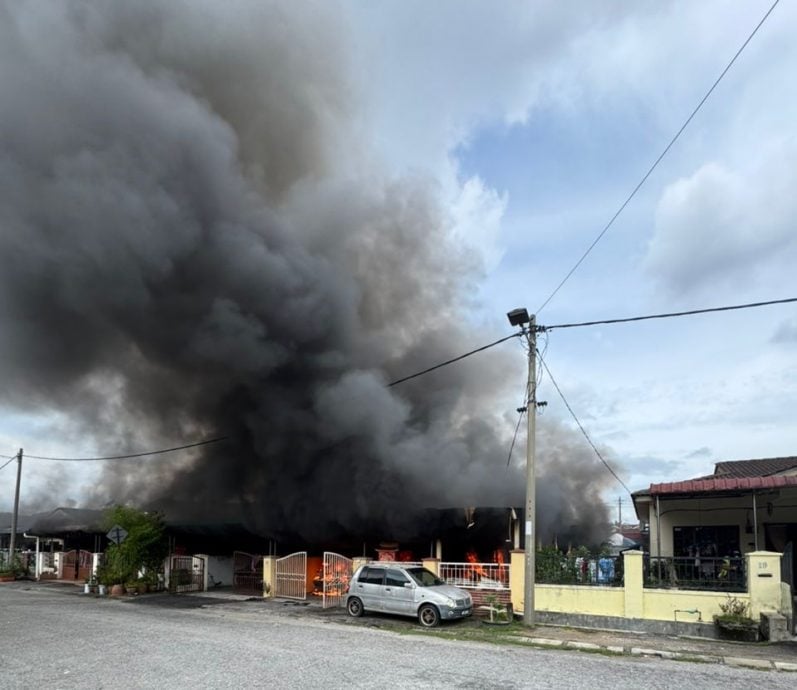 打扪团结园火灾5排屋遭殃 老翁葬身火海