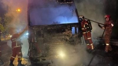 打昔路罗里起火燃烧  车头烧毁50%无人伤亡