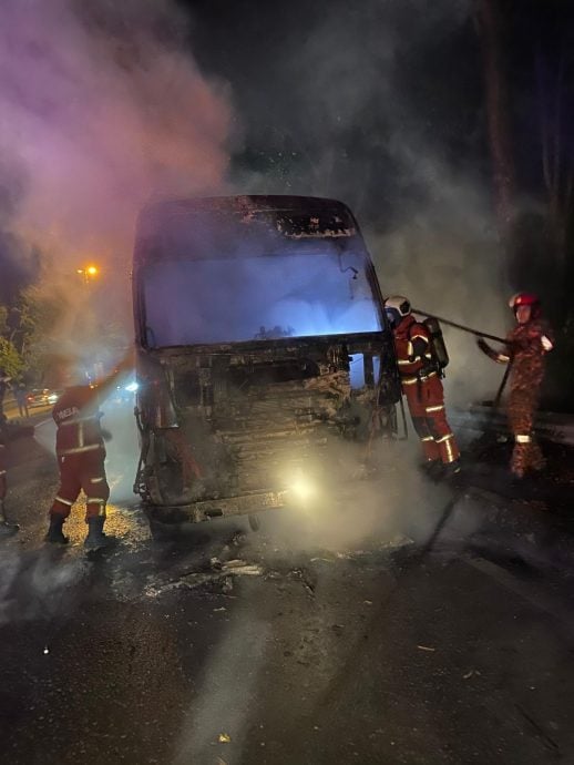 打昔路罗里起火燃烧 车头烧毁50%无人伤亡