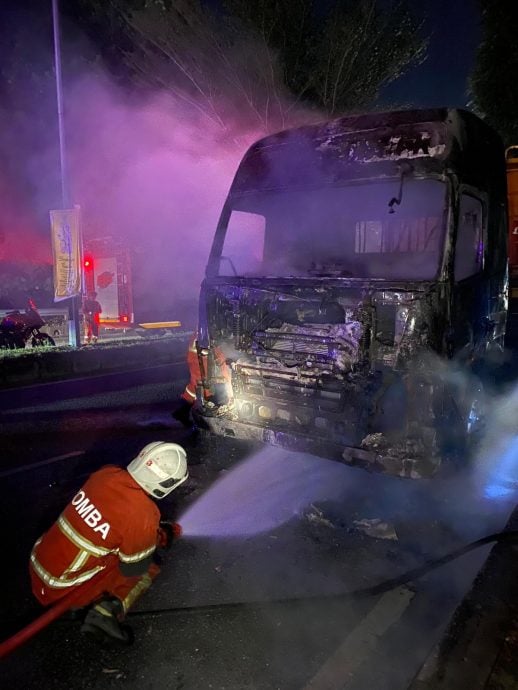 打昔路罗里起火燃烧 车头烧毁50%无人伤亡