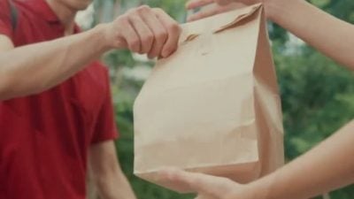 拒绝顾客要求回一句“懒惰” 送餐员态度引爆网民怒火