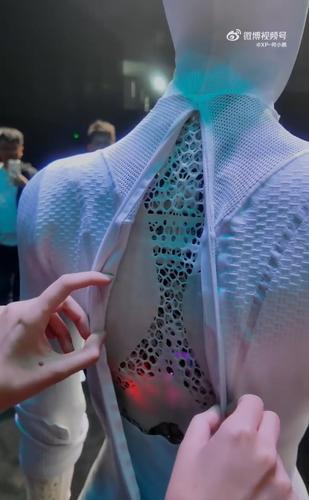 拚图三图)女机械人IRON“内藏真人”?  被“脱衣”回应质疑 