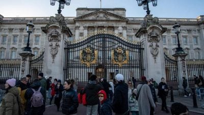 AI“白金汉宫圣诞市集” 游客误信扑空