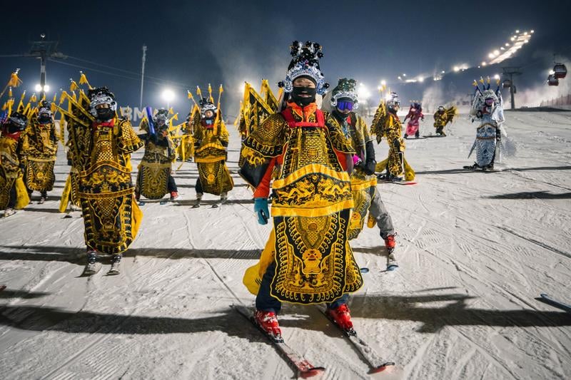 拚图多图)吉林266人穿京剧服滑雪一公里　创健力士世界纪录