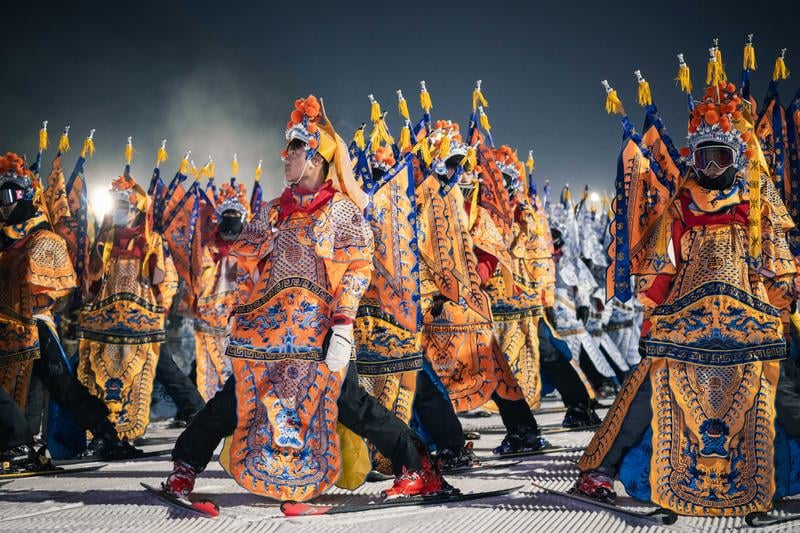 拚图多图)吉林266人穿京剧服滑雪一公里　创健力士世界纪录