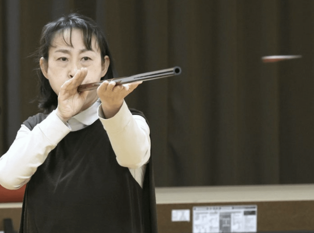 拚图)秋田县吹麻醉箭制服幼熊 网民惊讶：现代忍者？