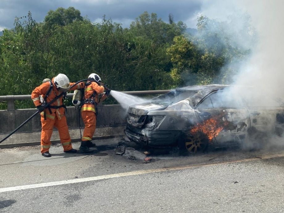 拱桥路轿车行驶中起火 95%车体烧毁
