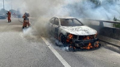 拱桥路轿车行驶中起火 95%车体烧毁