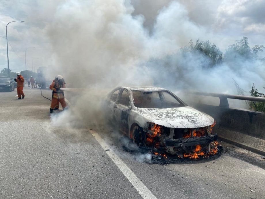 拱桥路轿车行驶中起火 95%车体烧毁