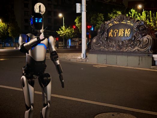 拼盘 人形机器人从苏州「自主」走到上海 超106公里破健力士纪录