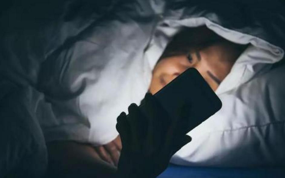 拼盘/30岁男子突发脑膜炎　智力退回到3岁！长期挨夜玩手机酿祸