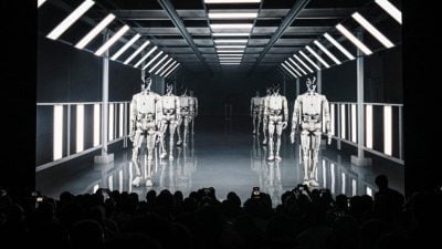 小鹏新一代女性形态机器人走猫步  体态步伐像极真人