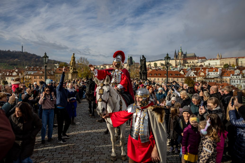 捷克庆1111圣马丁节迎冬季　查理大桥鹅群行走超吸睛