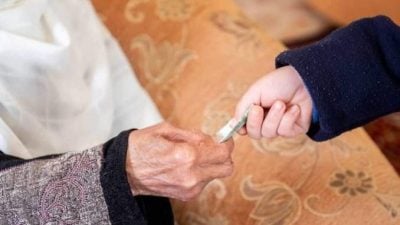 控诉成母亲“提款机”  青年薪水全上缴掀热议