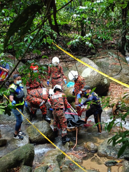 摩托车失控坠河 50岁男子不幸溺毙