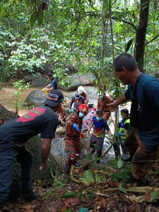 摩托车失控坠河 50岁男子不幸溺毙