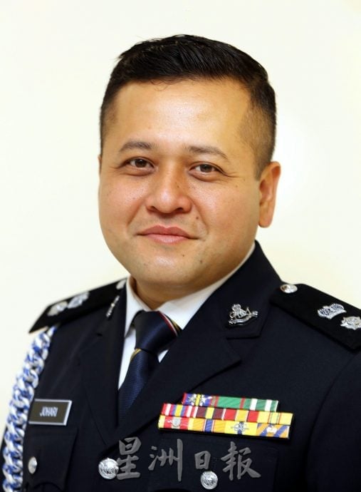 摩托车骑士撞后逃 老妇清晨散步遭撞伤入院