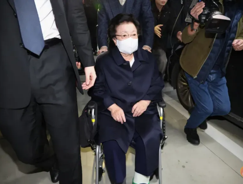 收香奈儿又收金龟 韩前第一夫人“旺夫”卖官职