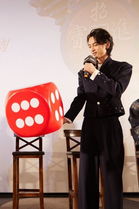 新剧与前妻陈妍希对打 陈晓出席活动现瘦脱相