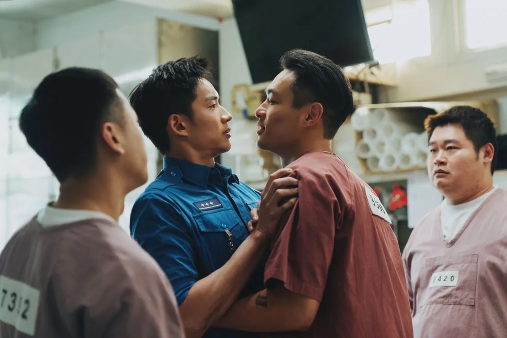 新戏倒吊险缺氧晕厥 阿哲比中指求救