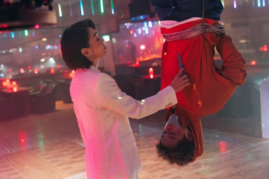 新戏倒吊险缺氧晕厥 阿哲比中指求救