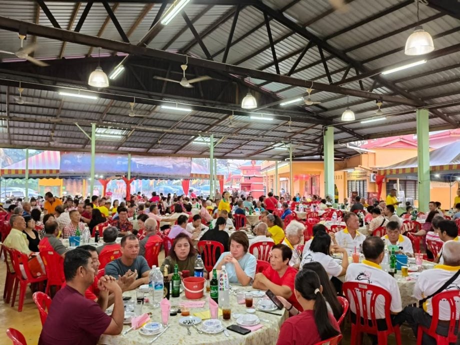 新村美化动起来/:18日见报∕新咖啡山新村 种咖啡树推动发展