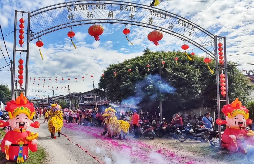 新村美化动起来｜：25日见报∕封底主文∕水闸稻田村翠绿 新年装饰年味浓