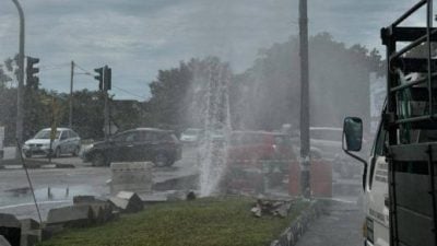 新街场道路水管爆裂 水柱喷至10公尺高