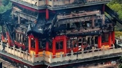 永庆寺仿古建筑烧通顶 当局：游客使用香烛不慎引火灾