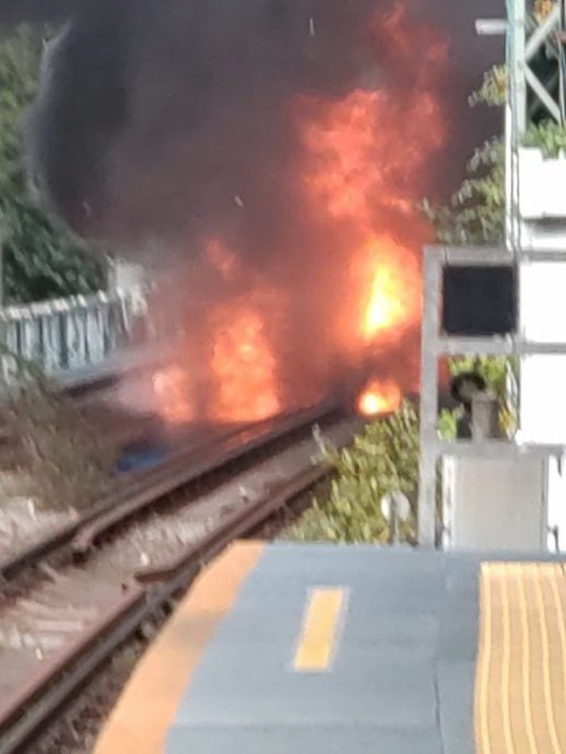 日本东京电车铁轨爆燃！民众曝“爆炸声巨”