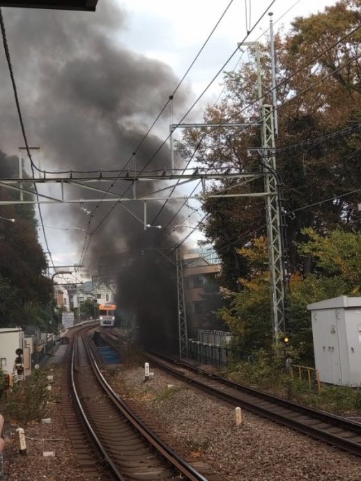 日本东京电车铁轨爆燃！民众曝“爆炸声巨”