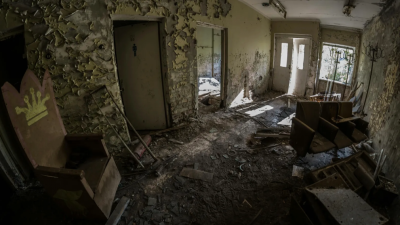 日本少年闯鬼屋试胆“挖到一亿日圆现金”！组团狂偷 爽买丧尸烟弹