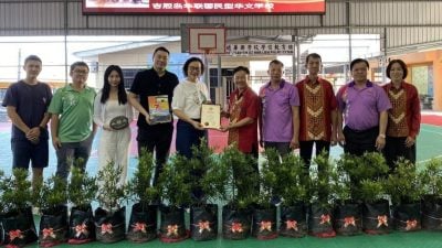 李玉珍捐树助添绿意  18罗汉松绿化华联小学