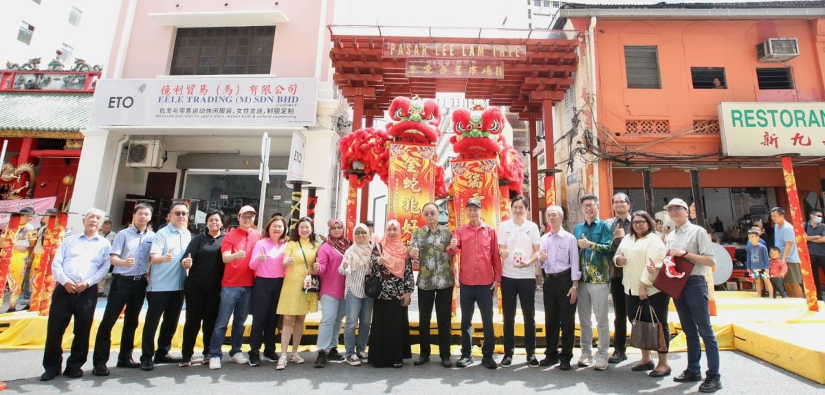 早报边头//大都会-李霖泰菜市场拱门揭幕 两代议员共谱社区传承