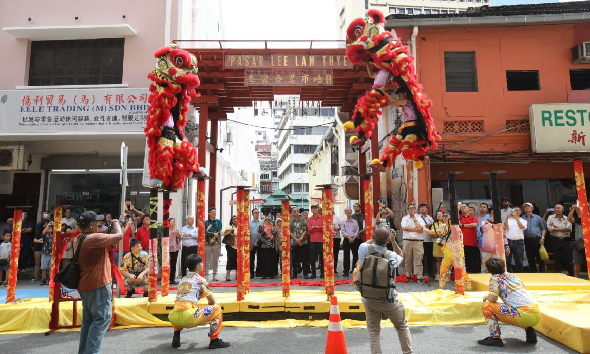 早报边头//大都会-李霖泰菜市场拱门揭幕 两代议员共谱社区传承