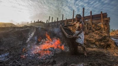 忍高温烟雾 炭工辛勤工作