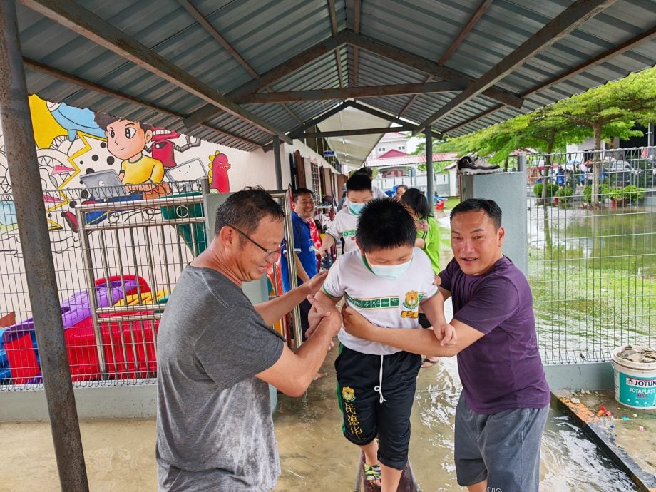 昨晚及今早大雨 曼绒多区再次沦陷