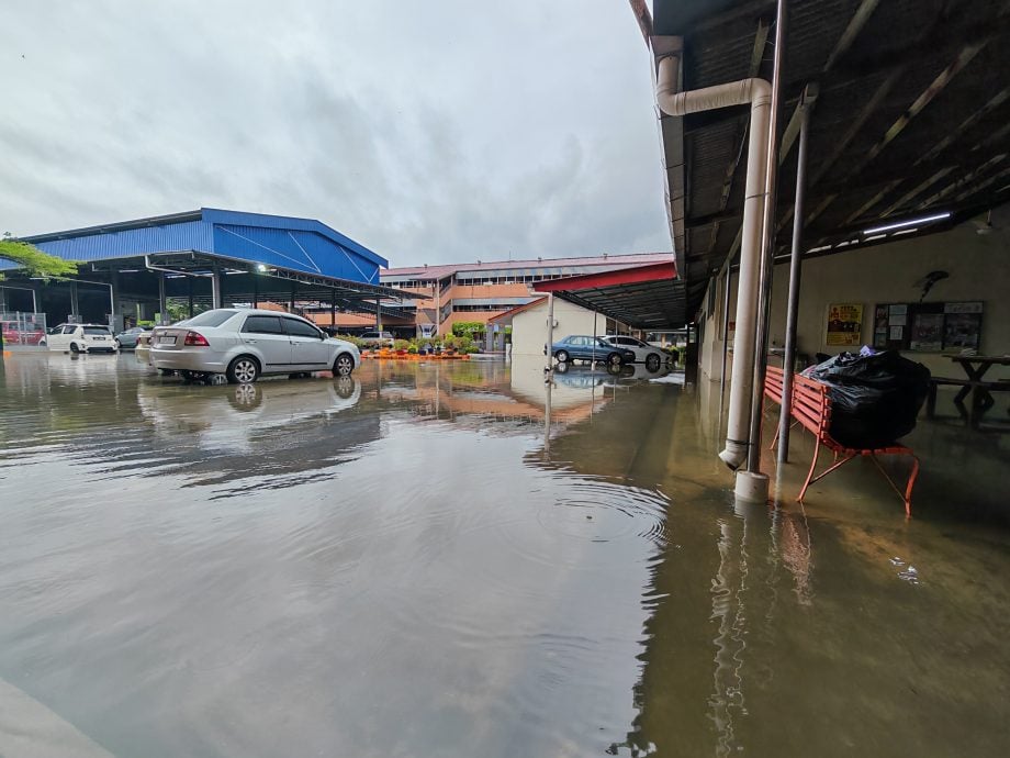 昨晚及今早大雨 曼绒多区再次沦陷