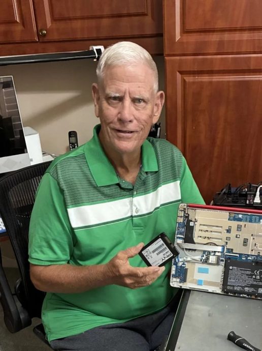 暖势力  老人退休后成“电脑精灵”义修电脑 无偿送最低薪资群体