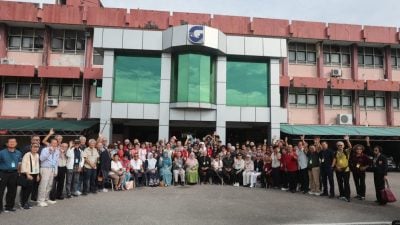 99老校友返师范学院  以歌寄情谢母校之恩