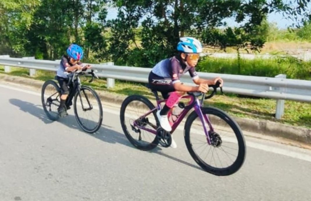 暖势力//年龄不是障碍 小小骑手展现骑行天赋