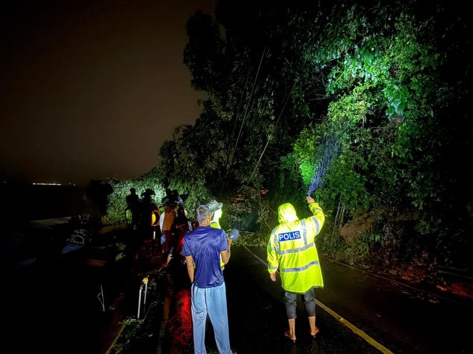 暴雨袭击 邦咯岛发生土崩
