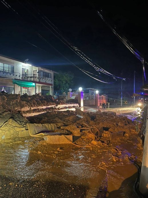 暴雨袭击 邦咯岛发生土崩