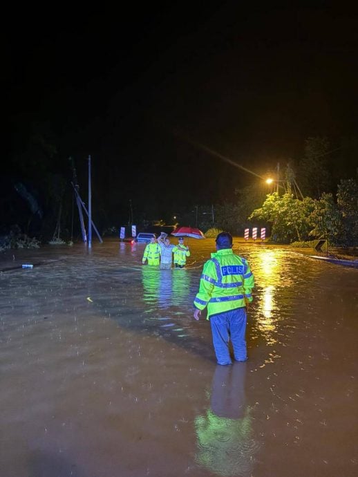 曼绒多地闪电水灾 道路关闭交通受阻