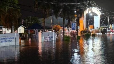 曼绒水灾 | 爱大华警局失守 一片水汪汪