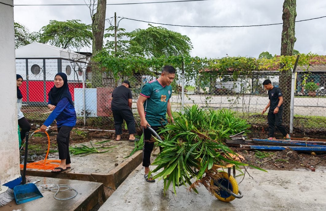 曼绒水灾｜警动员清理灾后警局 盼尽快恢复服务