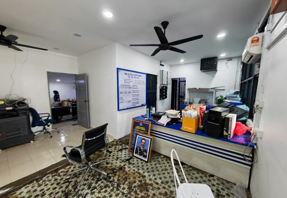 曼绒水灾｜警动员清理灾后警局 盼尽快恢复服务