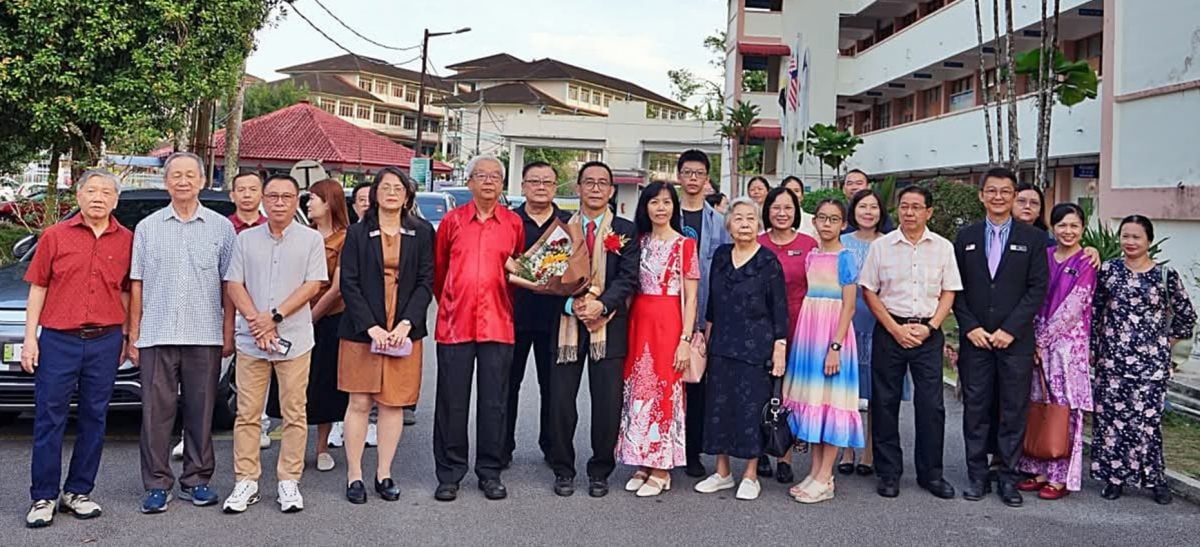 服务杏坛近40年 华联华中副校长陈伟志荣休