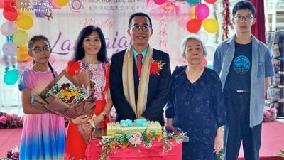 服务杏坛近40年 华联华中副校长陈伟志荣休